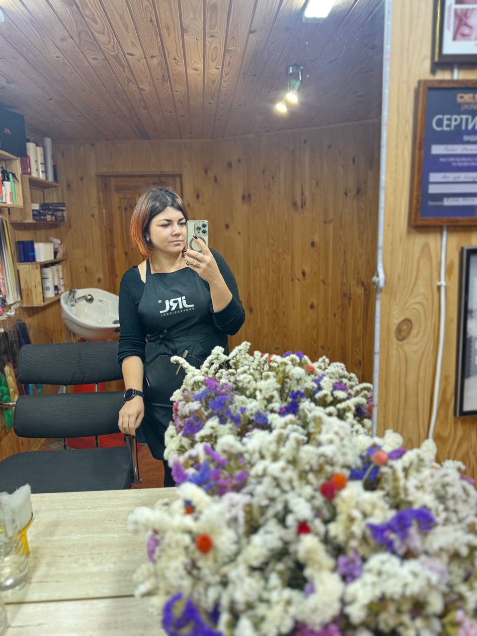 Кабінет hair room: дерево, сухоцвіти, сертифікати на стіні